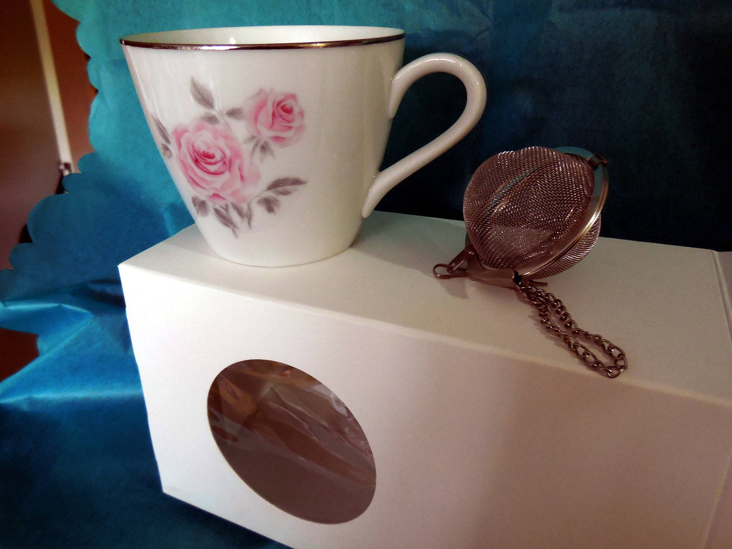 Tea cup with tea tins, Demi tea cup and three mini tins herb tea, herbal tea, rose hip, lavender, tisane, gift basket, gift set, gift box